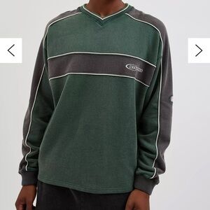 Urban Outfitters iets frans…Retro Paneled V-Neck Sweatshirt